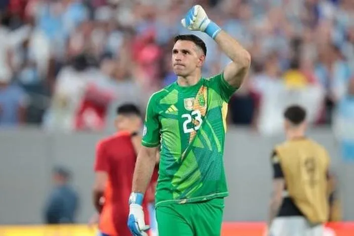 Emiliano Martinez ăn mừng chiến thắng