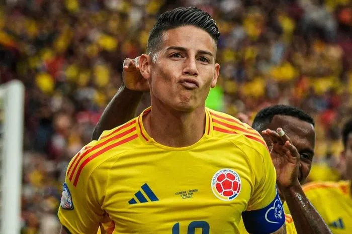 James Rodríguez chuyền bóng