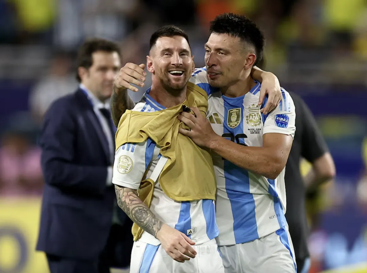 Lautaro Martínez cùng Messi ăn mừng chức vô địch Copa America 2021